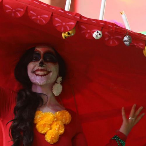 woman in dios de la muerte makeup with large hat