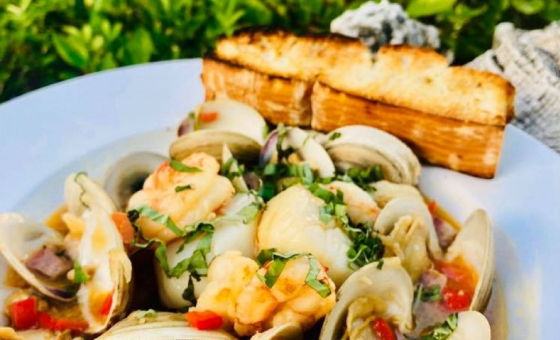 plate of mussels and shrimp