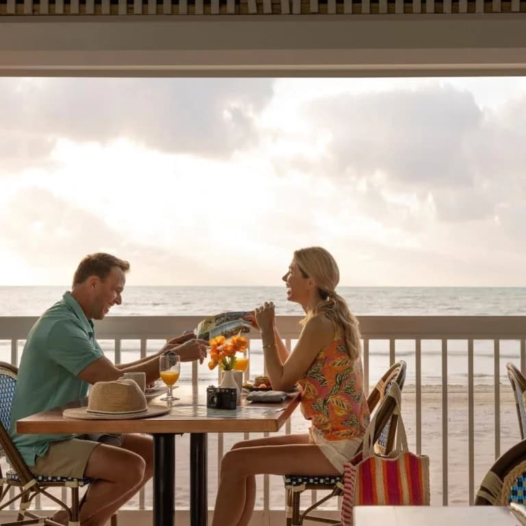 couple eating at outdoor restaurant