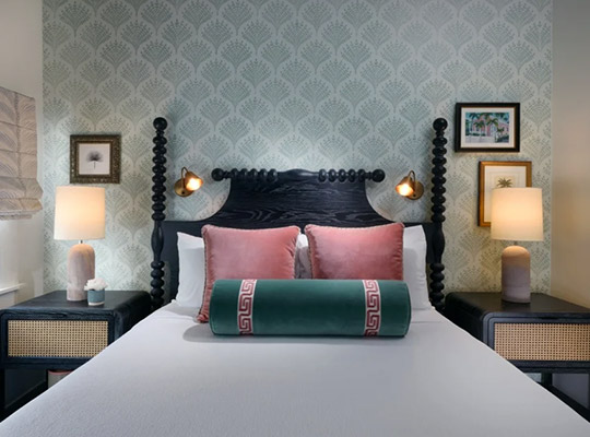 QUeen bed.